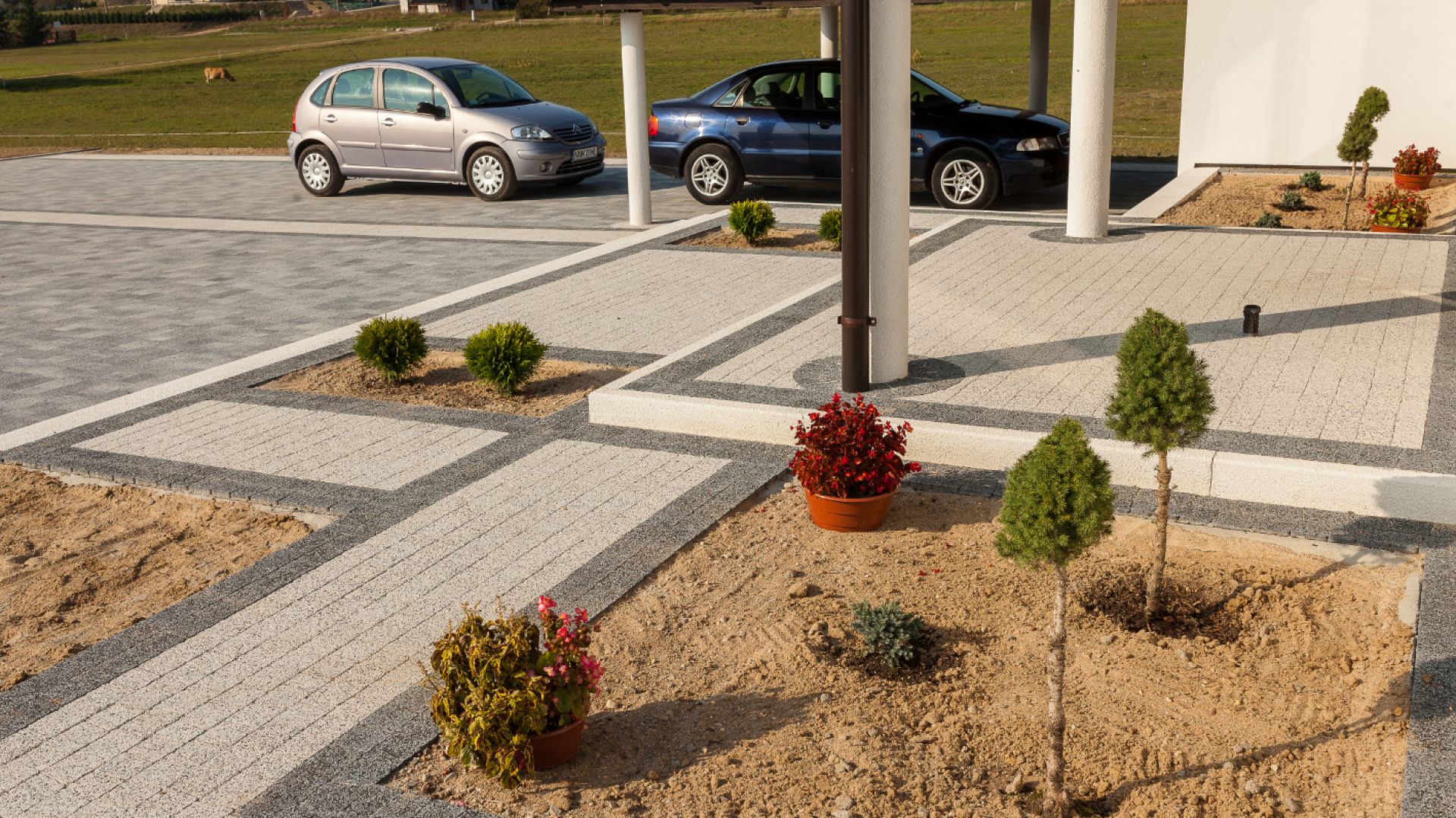 Planując podjazd warto pomyśleć o miejscu parkingowym dla gości na posesji. Fot. Buszrem