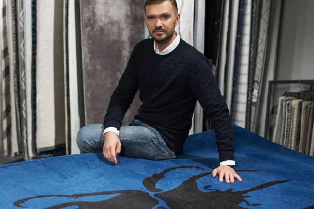 Maciej Zień, czołowy polski projektant mody, podbija świat designu - tym razem jako kreator dywanów, inspirowanych ponadczasowym pięknem kamieni szlachetnych.