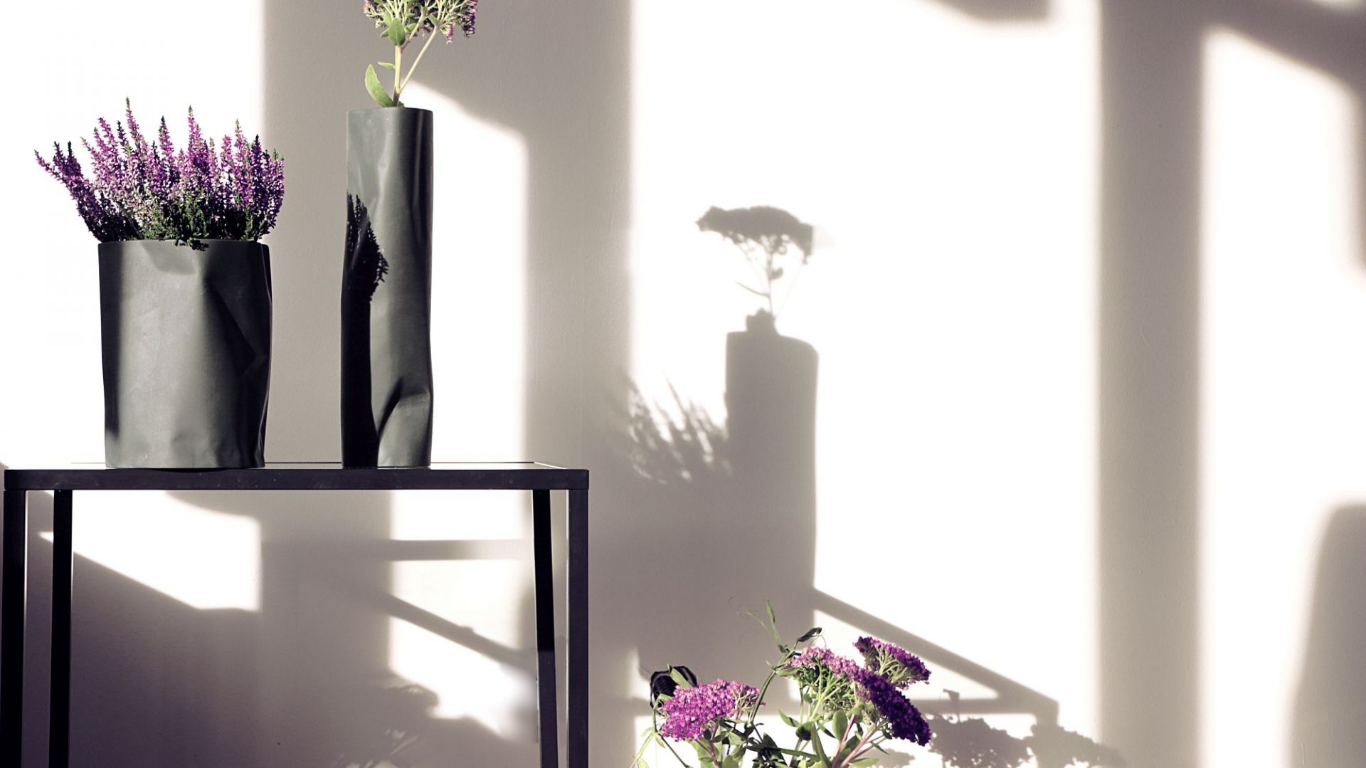 Piękne porcelanowe wazony - kolekcja Pogięty. Fot. Ćmielów Design Studio