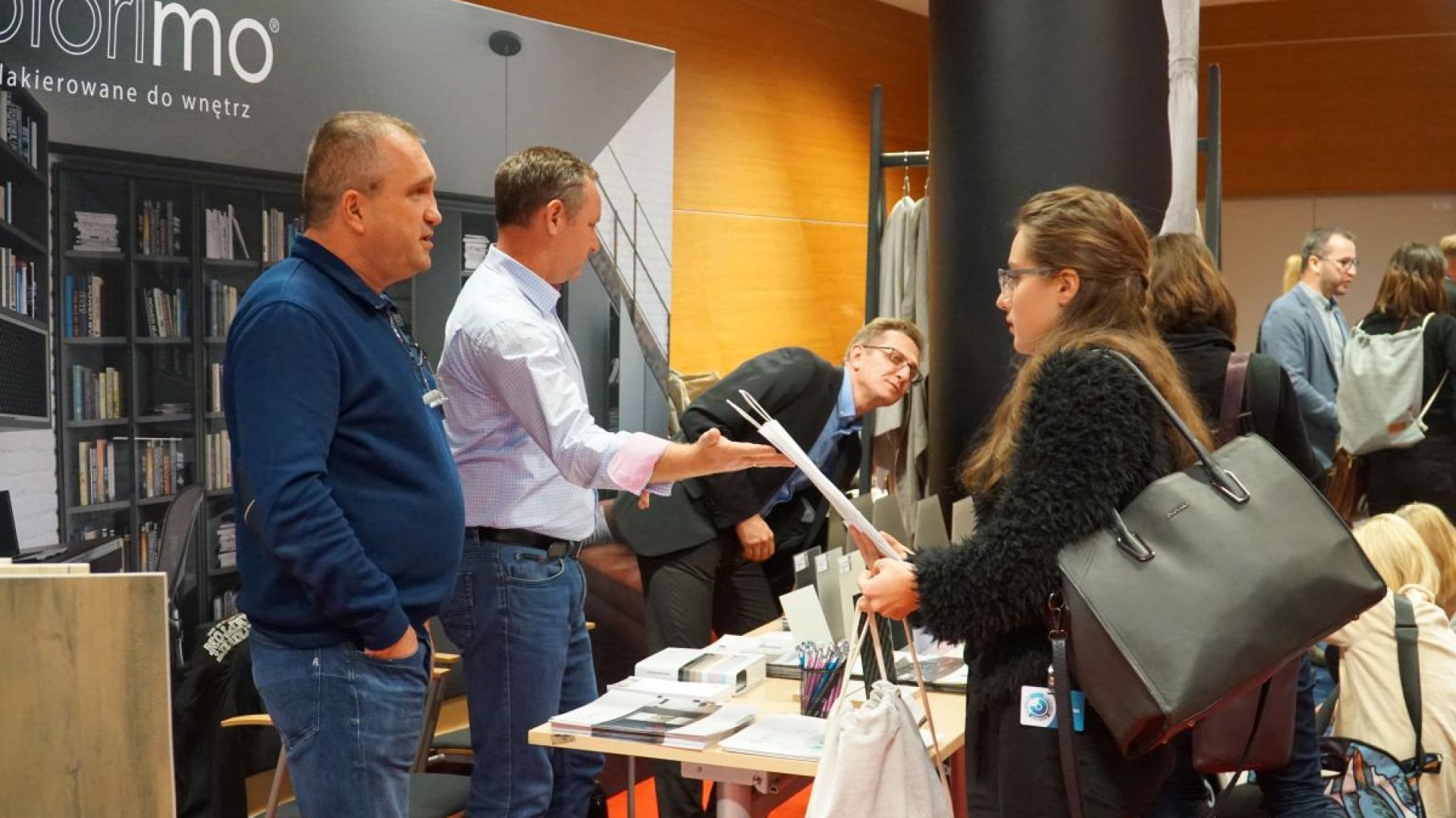 Stoiska partnerów podczas przerwy