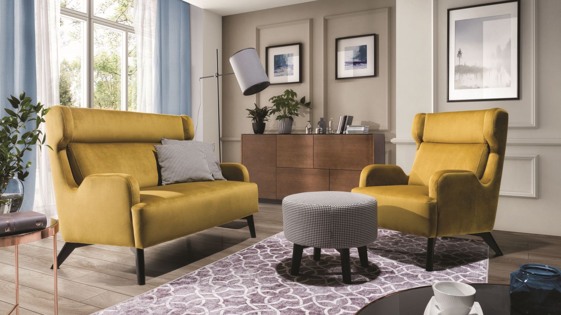 Wing to kompaktowy fotel i sofa o ciekawej stylowej formie, która świetnie współgra z eleganckim odcieniem tapicerki. Fot. Wajnert Meble