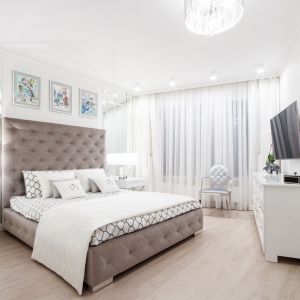Czystość, połysk, biel i splendor - oto główne wyznaczniki aranżacji tego krakowskiego apartamentu. Projekt: Anna Kosmala. Fot. Teresa Świtkiewicz
