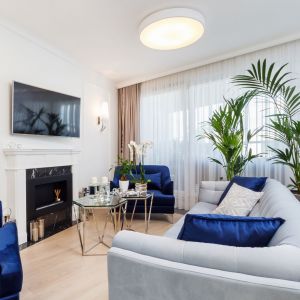 Czystość, połysk, biel i splendor - oto główne wyznaczniki aranżacji tego krakowskiego apartamentu. Projekt: Anna Kosmala. Fot. Teresa Świtkiewicz