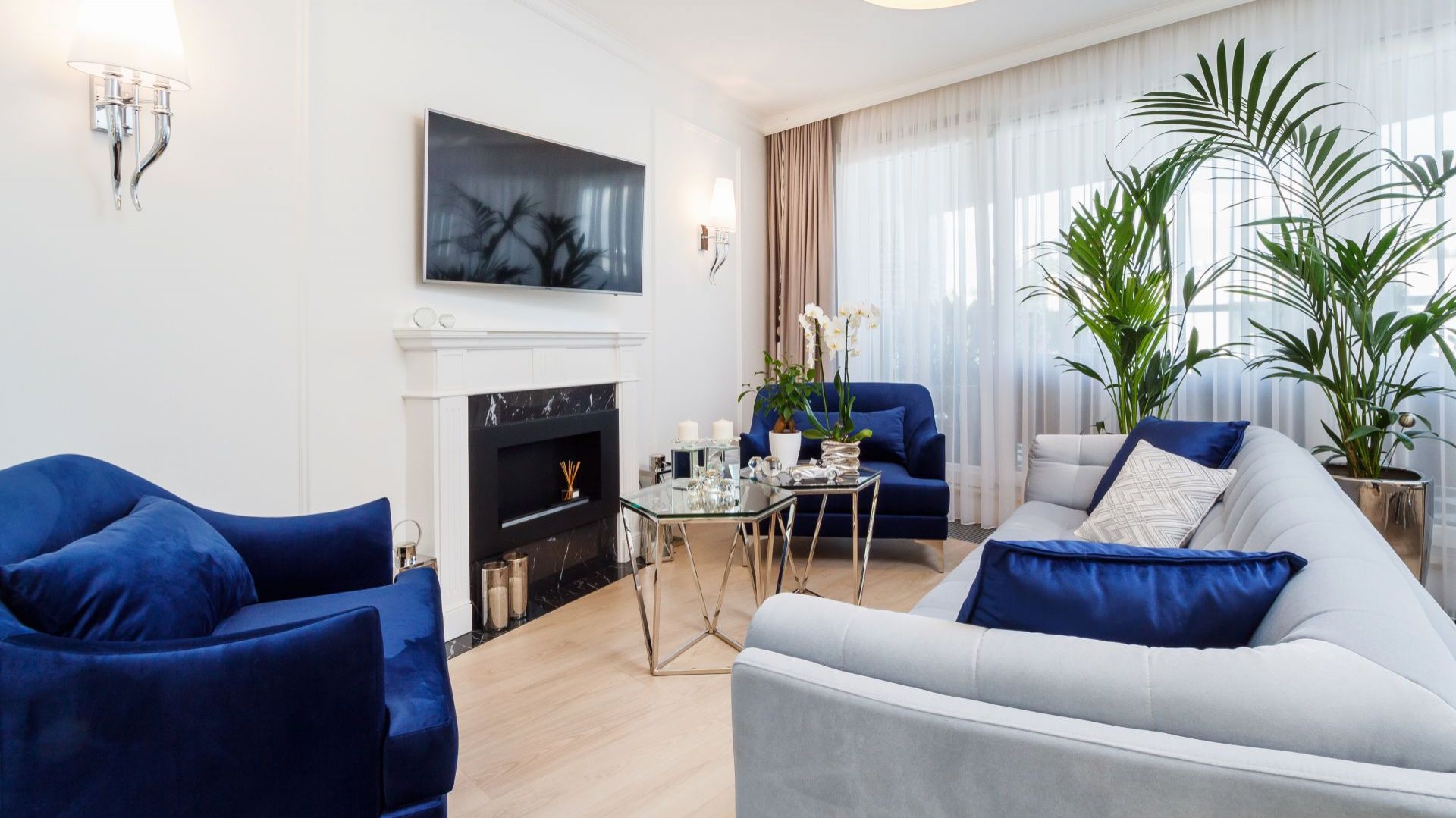 Czystość, połysk, biel i splendor - oto główne wyznaczniki aranżacji tego krakowskiego apartamentu. Projekt: Anna Kosmala. Fot. Teresa Świtkiewicz