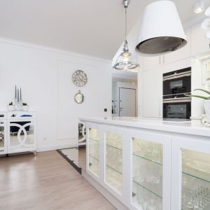 Czystość, połysk, biel i splendor - oto główne wyznaczniki aranżacji tego krakowskiego apartamentu. Projekt: Anna Kosmala. Fot. Teresa Świtkiewicz