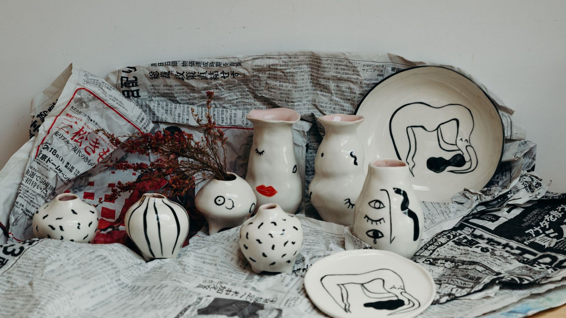 W ceramice Skowrońska często wykorzystuję kintsugi - japońską technikę naprawiania pękniętej porcelany laką i złotem. Fot. Mellow Fever