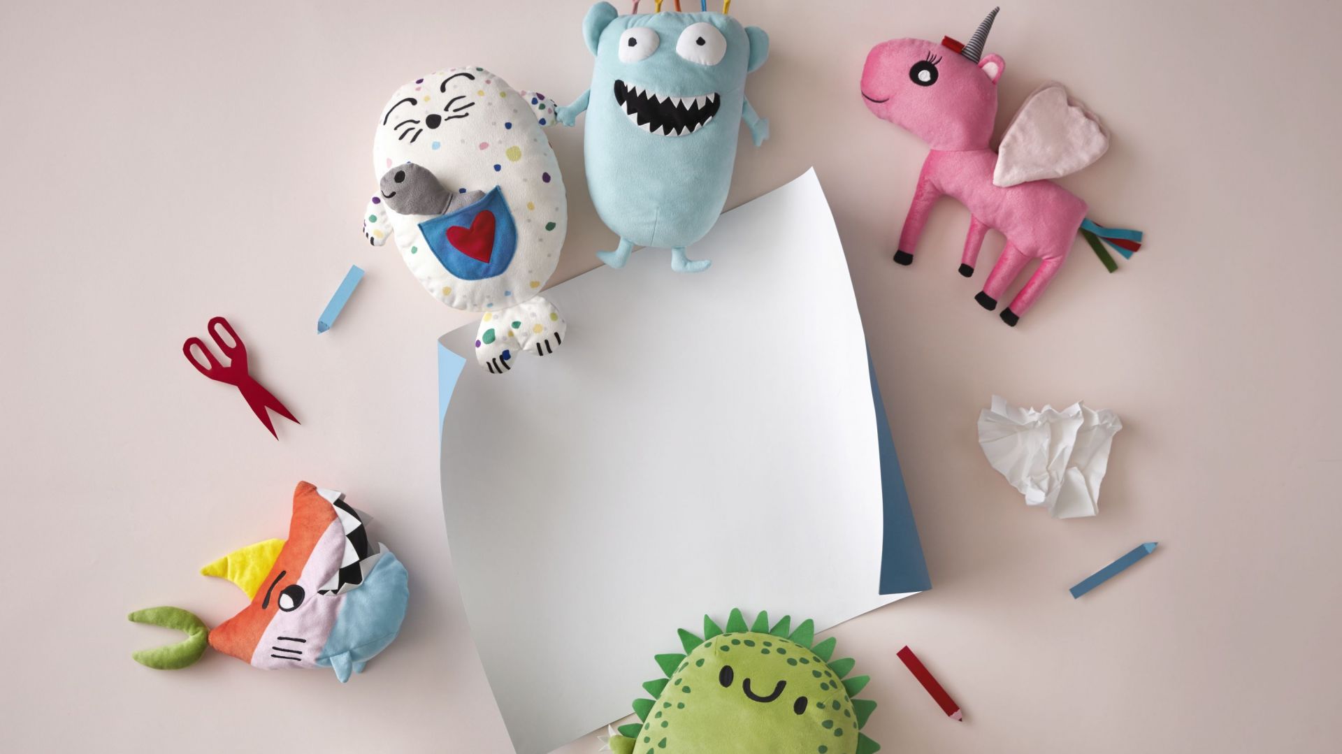 Sagoskatt 2018 - seria zabawek IKEA. W serii pojawią się różowy jednorożec żyjący w chmurach, tęczowy rekin podróżujący przez morza i oceany, figlarny niebieski potwór o imieniu… Potwór, wielbiciel tropikalnych owoców jeżodinozaur oraz nakrapiana foczka, ukrywająca w kieszeni małą rybkę. Fot. IKEA