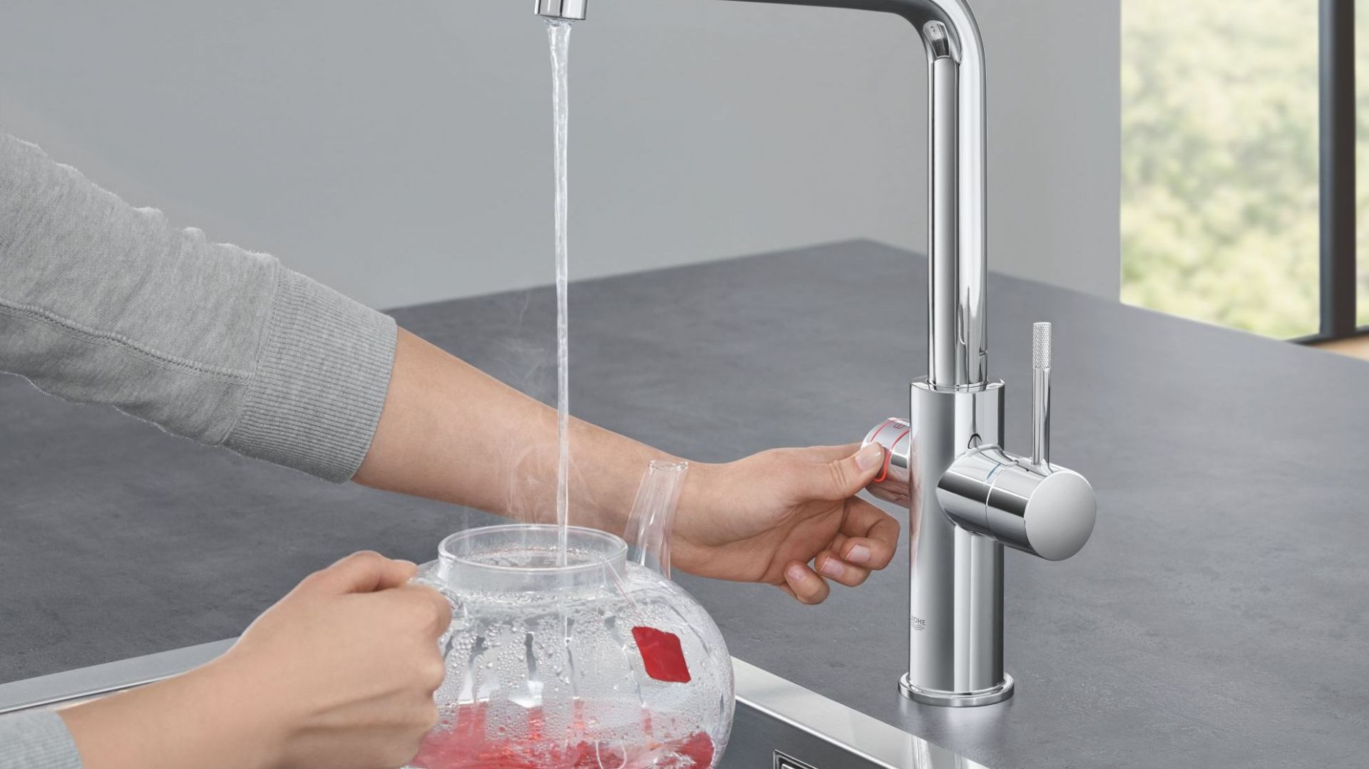Dzięki Grohe Red wrzątek trafia do kubka prosto z baterii. Fot. Grohe