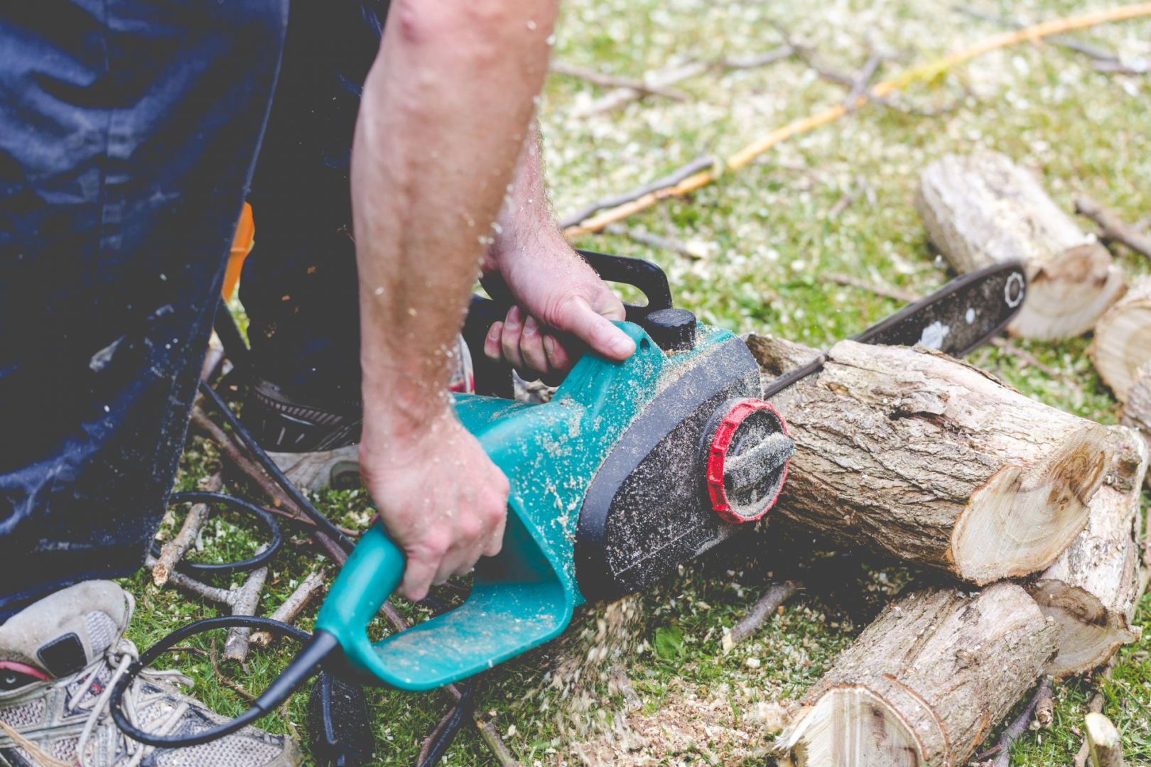 Przycinanie gałęzi i przygotowanie drewna na opał to zadania, które znacząco ułatwi pilarka łańcuchowa. Fot. materiały prasowe Krysiak