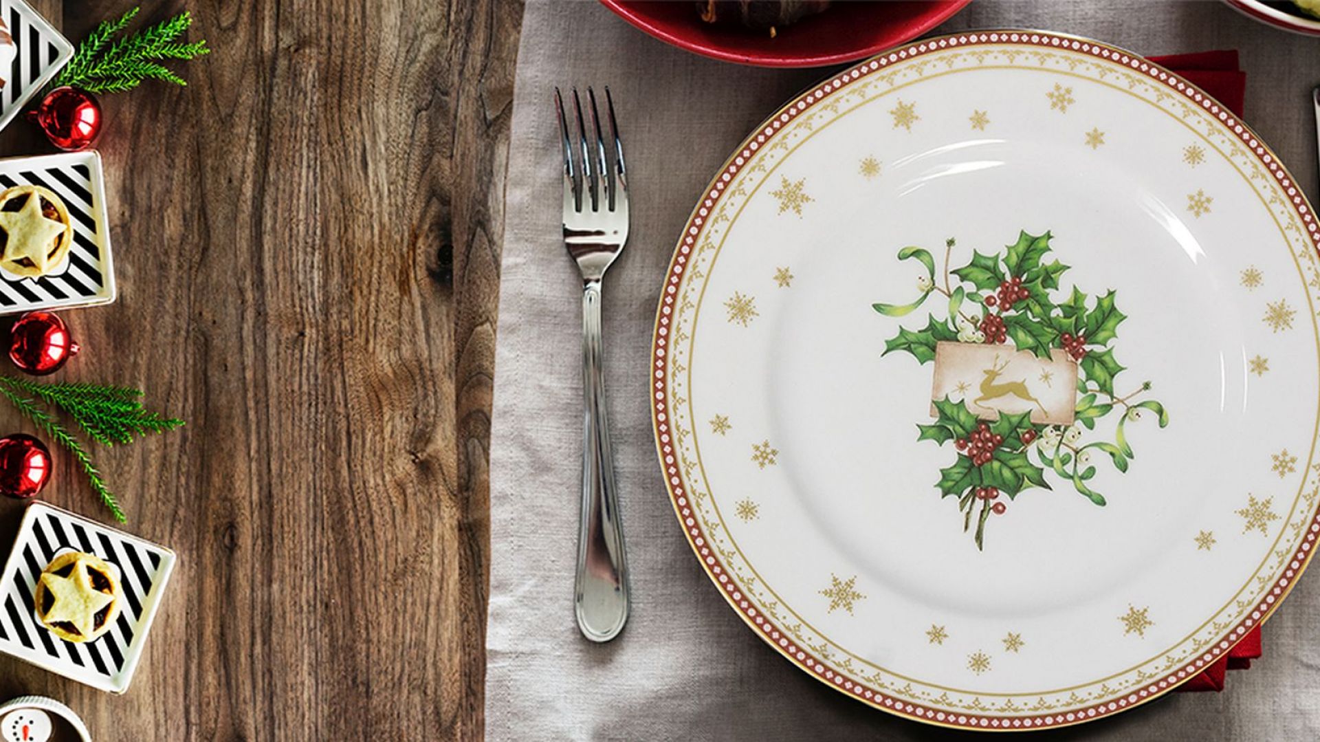 Świąteczna porcelanowa zastawa świetnie sprawdzi się nie tylko podczas wieczerzy wigilijnej. Warto korzystać z niej przez cały okres uroczystego oczekiwania. Fot. Polska Grupa Porcelanowa