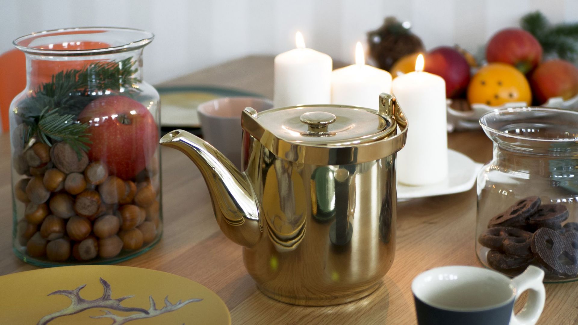 Świąteczny salon i jadalnia w ciepłych barwach. Fot. Make Home