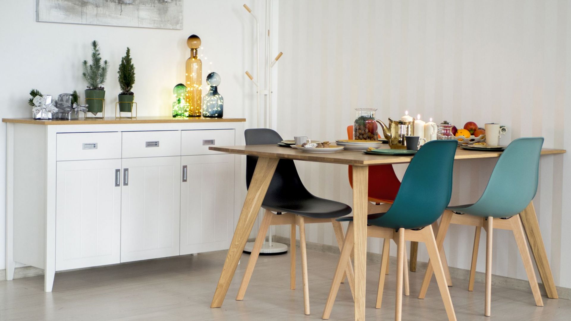 Świąteczny salon i jadalnia w ciepłych barwach. Fot. Make Home