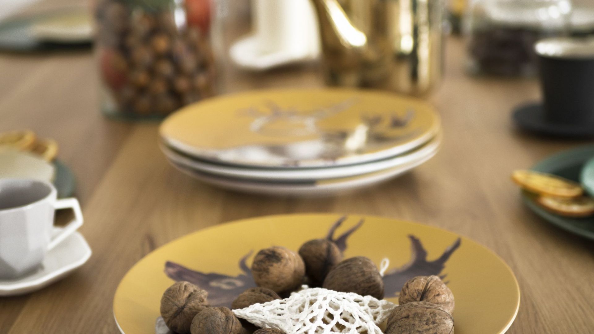 Świąteczny salon i jadalnia w ciepłych barwach. Fot. Make Home