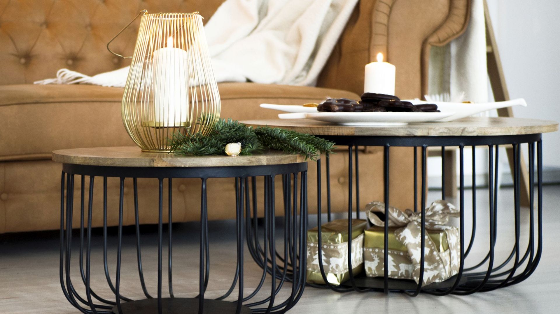 Świąteczny salon i jadalnia w ciepłych barwach. Fot. Make Home