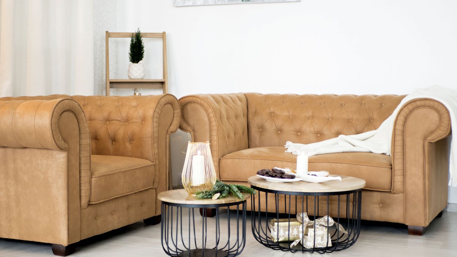 Świąteczny salon i jadalnia w ciepłych barwach. Fot. Make Home