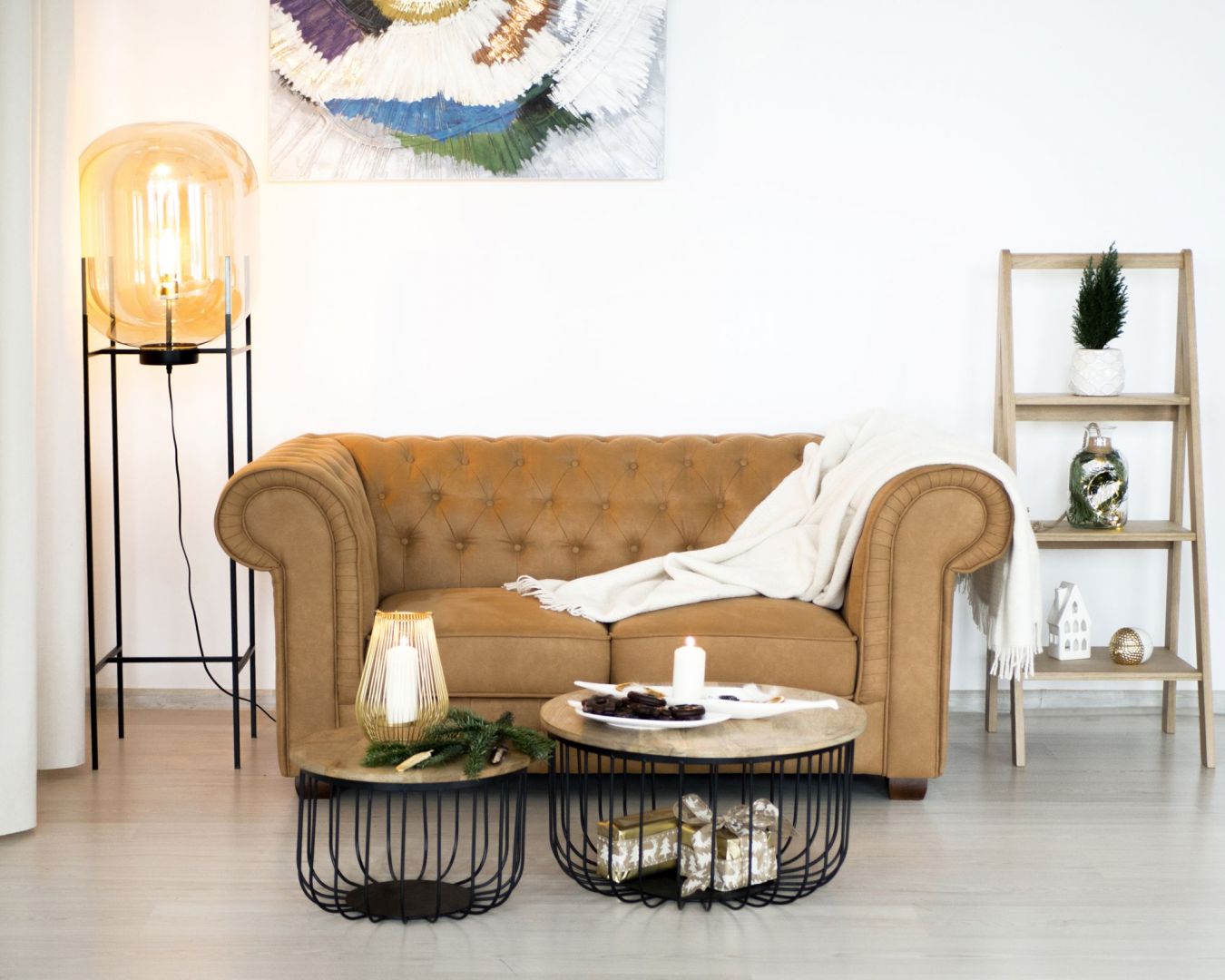 Świąteczny salon i jadalnia w ciepłych barwach. Fot. Make Home