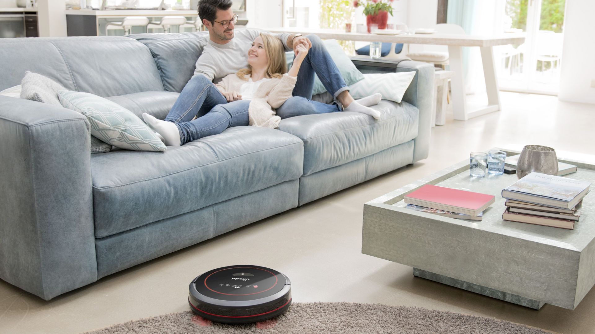 Robot sprzątający VR 302 pracuje 90 minut podczas jednego naładowania. Fot. Vileda