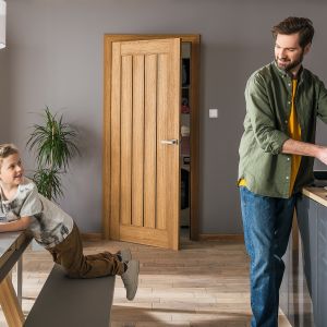 Drzwi Uppsala w wersji bezprzylgowej wyróżnia nietypowy i rzadko spotykany pionowy układ linii, nawiązujący do klasycznych drzwi wykonanych z prostych elementów. Na zdjęciu w kolorze dąb polski. Fot. Vox
