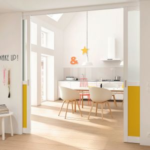 Drzwi kieszeniowe C42 z charakterystyczną szeroką aluminiową ramę pokrytą fornirem. Wypełnienie szkło lub płyta. Fot. Raumplus