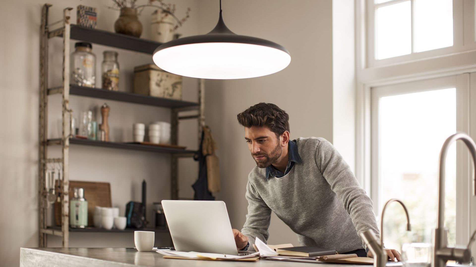 Philips Hue (prod. Philips) to bezprzewodowy system, który pozwala na zdalne i zautomatyzowane sterowanie oświetleniem w domu za pomocą aplikacji na smartfon, tablet czy komputer. Fot. Philips