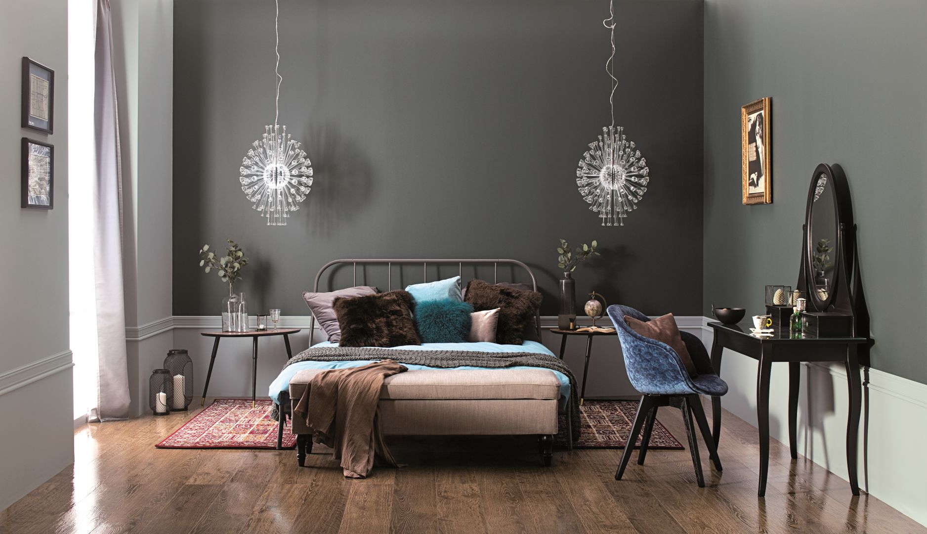 Odcienie Haven i Abyss farby Tikkurila Optiva Ceramic Super Matt 3 to propozycja do eleganckiej i nowoczesnej sypialni. Fot. Tikkurila
