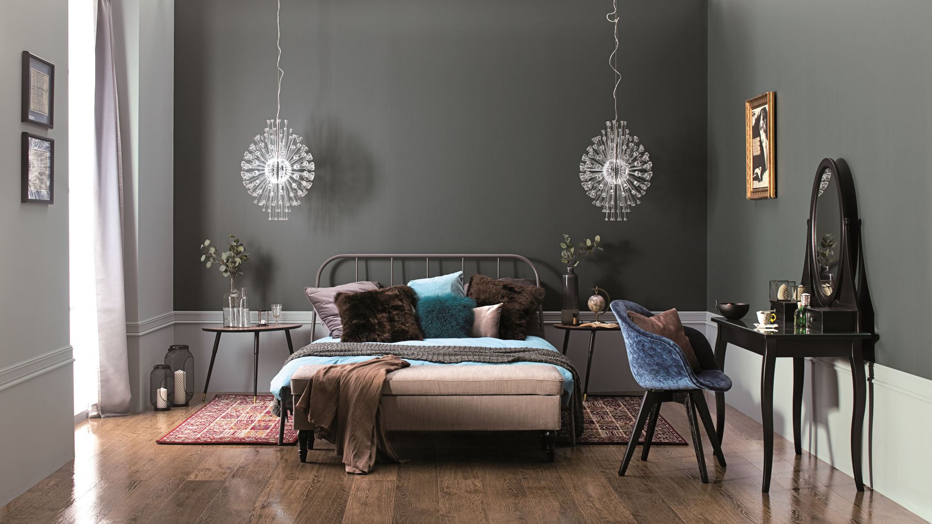 Odcienie Haven i Abyss farby Tikkurila Optiva Ceramic Super Matt 3 to propozycja do eleganckiej i nowoczesnej sypialni. Fot. Tikkurila
