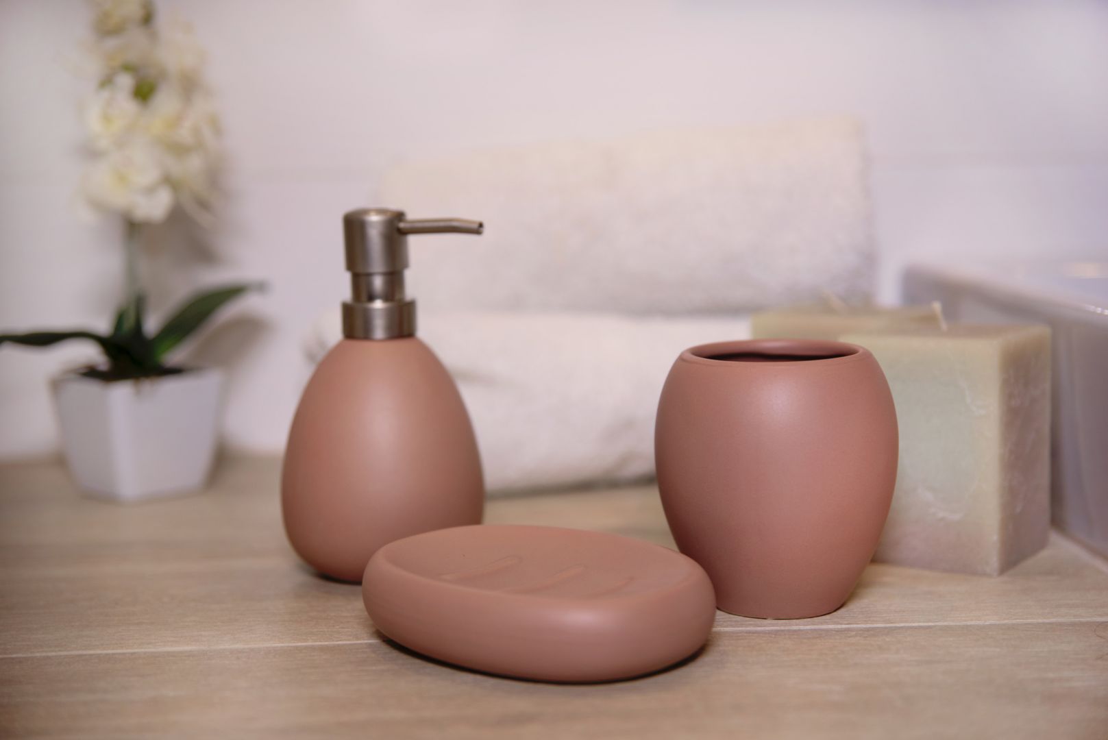 Ceramiczne akcesoria łazienkowe w kolekcji Ruben. Fot. Galicja dla Twojego Domu