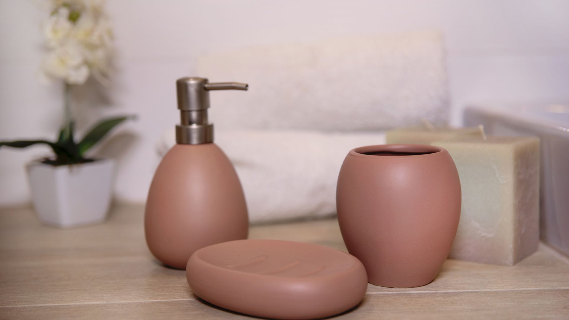 Ceramiczne akcesoria łazienkowe w kolekcji Ruben. Fot. Galicja dla Twojego Domu