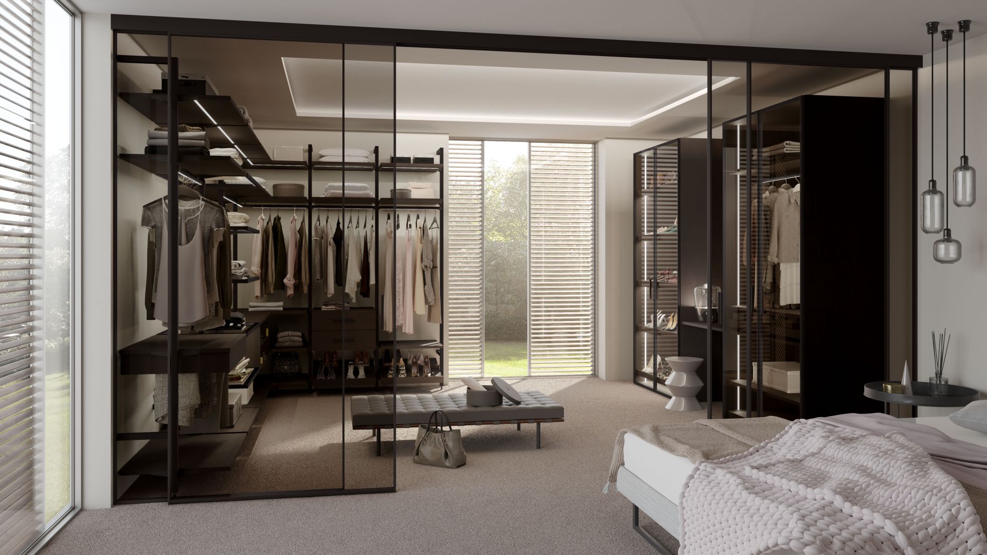 W garderobie walk-in zastosowano wielkoformatowe przeszklenia zamknięte w cienkich ramach S1200 AIR; uchylne drzwi RPS zamienią regał w elegancką witrynę. Fot. Raumplus