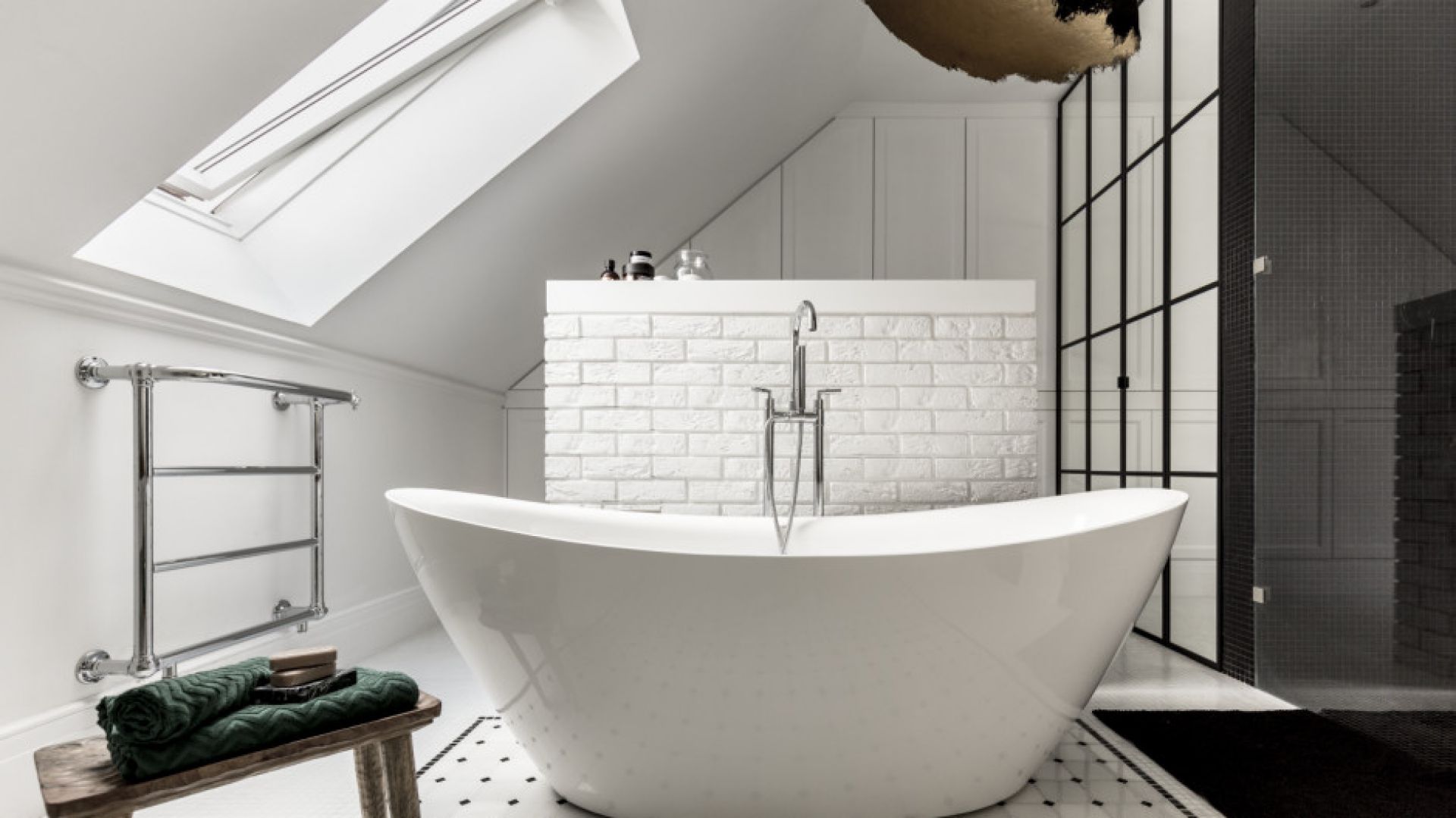 Łazienka na poddaszu. Projekt: Katarzyna Barbella Aponte, Barbella Interiors. Fot. Marcin Kowalski, SMART LAB