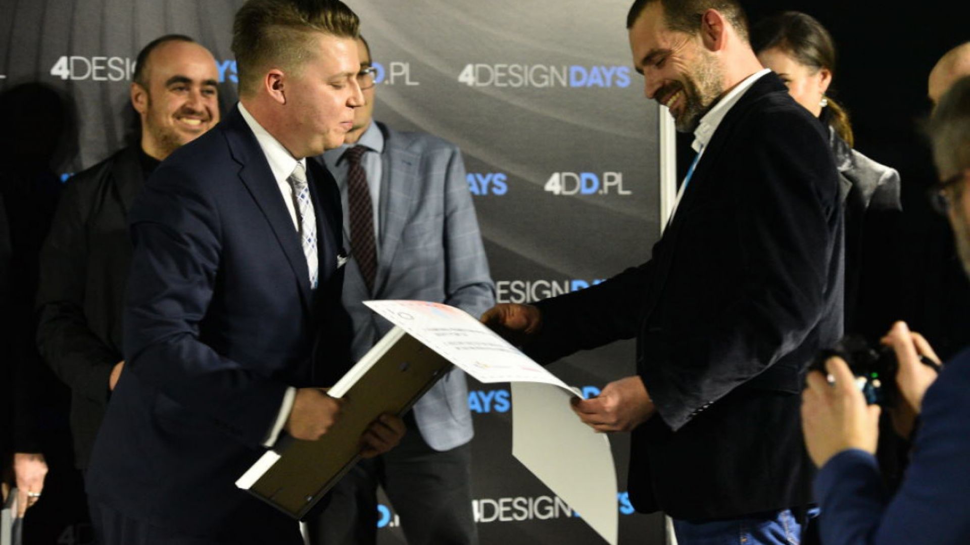 DESIGN-it-UP – Projekt na starcie. Oto zwycięzca: Radek Kozubski, partner, Bike2box. Nagrodę wręcza Sebastian Rączkowski, CitySpace