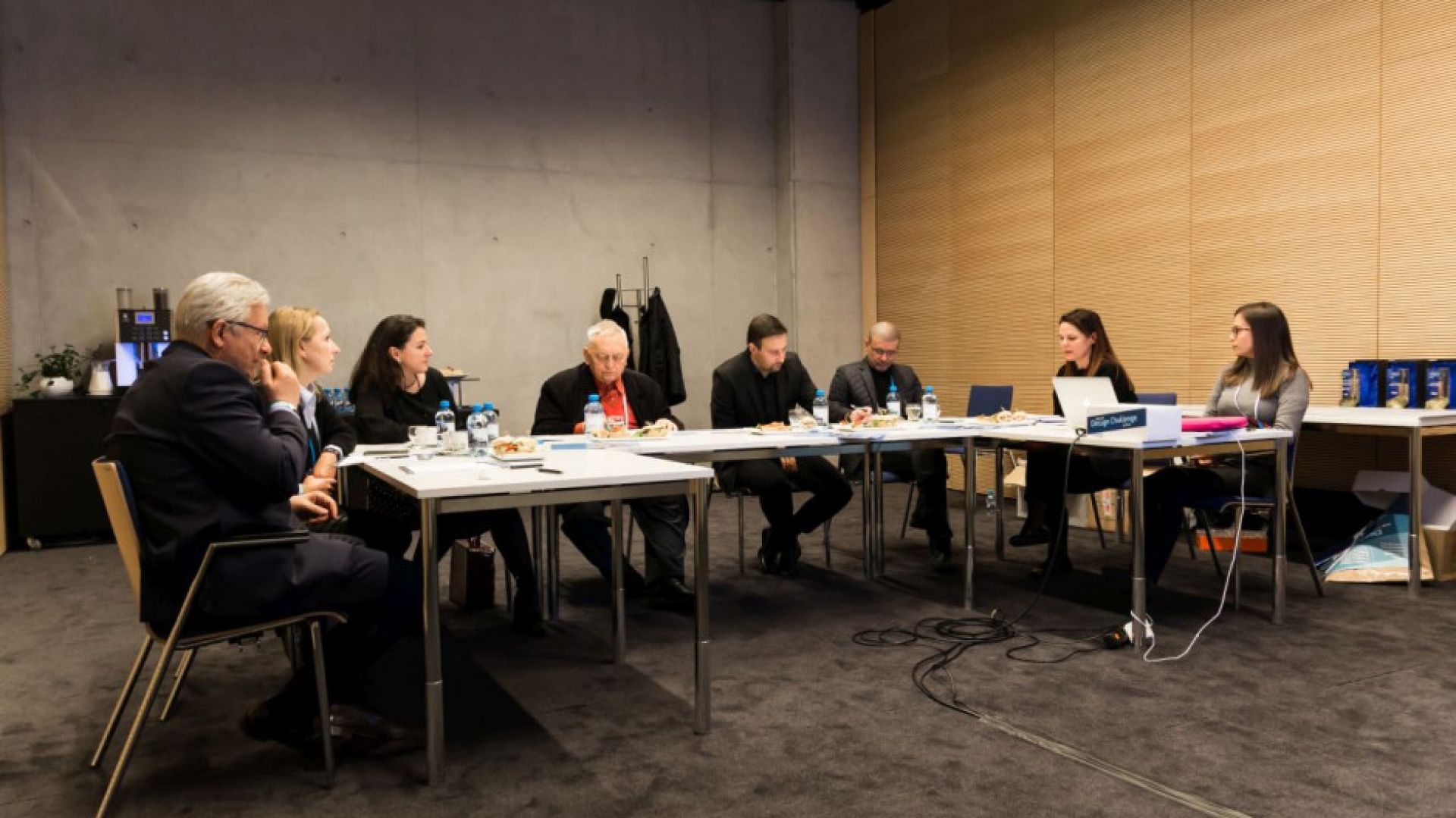 Członkowie Jury mieli tylko 2,5 godziny na wybranie najlepszych projektów konkursowych. W skład Jury konkursowego drugiej edycji Roca One Day Design Challenge w Polsce weszli profesjonaliści i osobistości ze świata architektury i designu: Jerzy Wuttke - projektant, nauczyciel akademicki, prof. ASP Katowice, były przewodniczący Rady Naukowej Instytutu Wzornictwa Przemysłowego, Agnieszka Kaczmarska - Prezes SARP Katowice, architekt, Krzysztof Chróścielewski - projektant, nauczyciel akademicki, prof. ASP Łódź, Robert Konieczny, architekt, Założyciel pracowni KWK Promes, ośmiokrotnie nominowany do nagrody fundacji Miesa van der Rohe, konsultant fundacji, Joanna Dec Galuk - Marketing Manager grupy Roca w Polsce. Fot. Roca Polska, Krzysztof Matuszyński