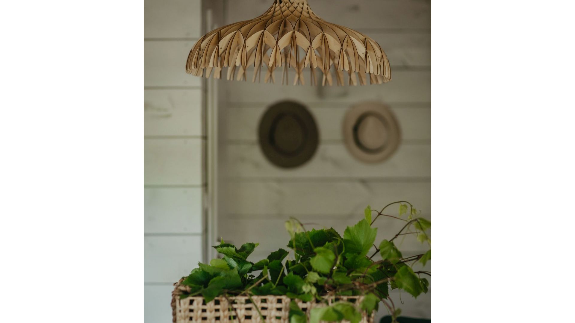 Oryginalna lampa nad kuchenną wyspą tworzy w przestronnym wnętrzu niezwykłą grę świateł i cieni. Projekt: Monika Buśko-Kuś. Fot Jakub Jakubicki