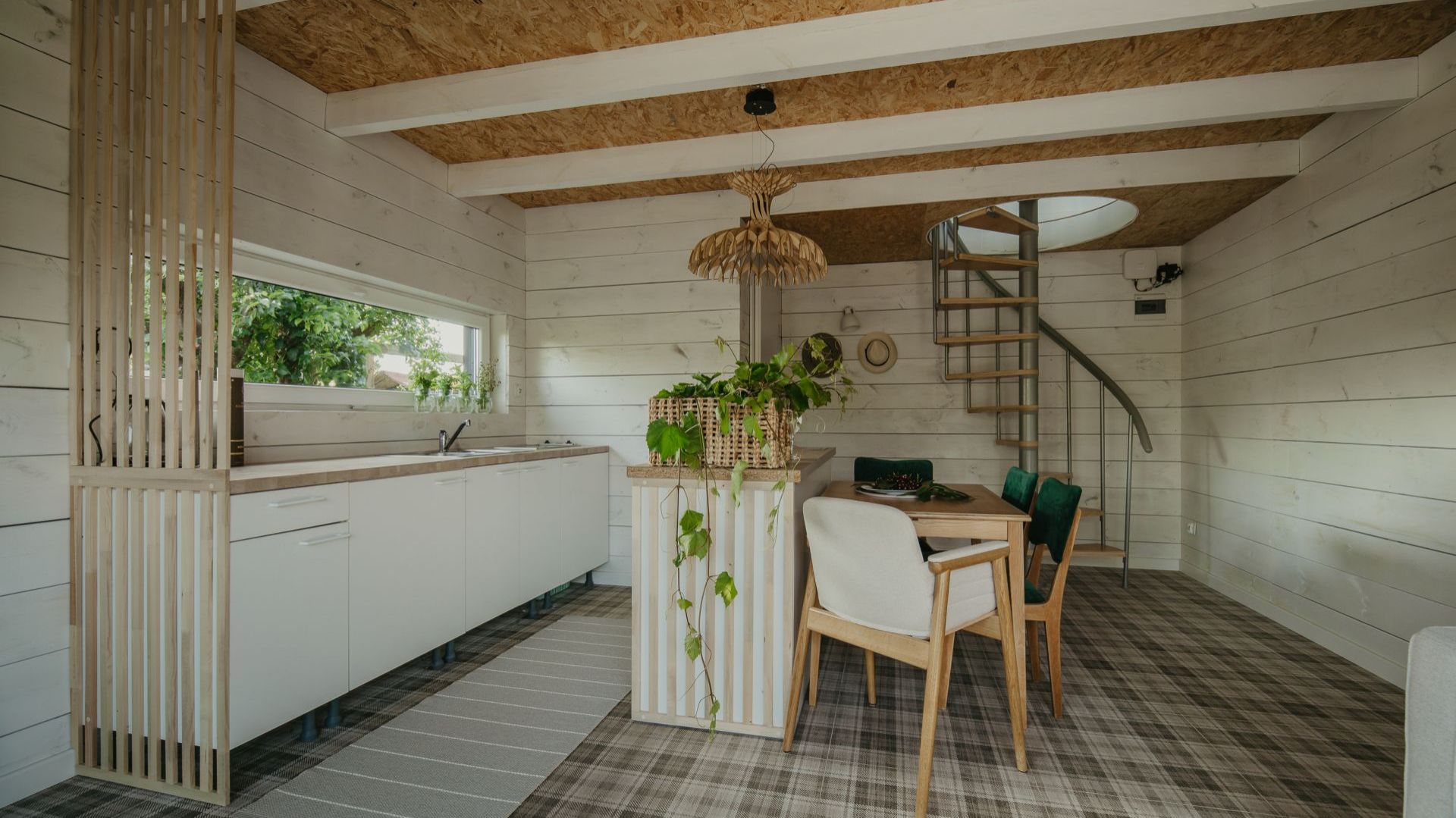 We wnętrzu ogrodowego domu odnajdziemy nawiązania do stylistyki