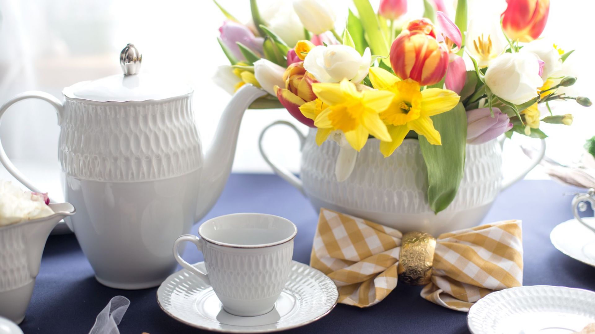 Sofia to kompozycja klasycznej bieli i eleganckiej formy z nowoczesnym designem. Została ozdobiona niepowtarzalnymi wytłoczeniami. Fot. Ćmielów/Polska Grupa Porcelanowa