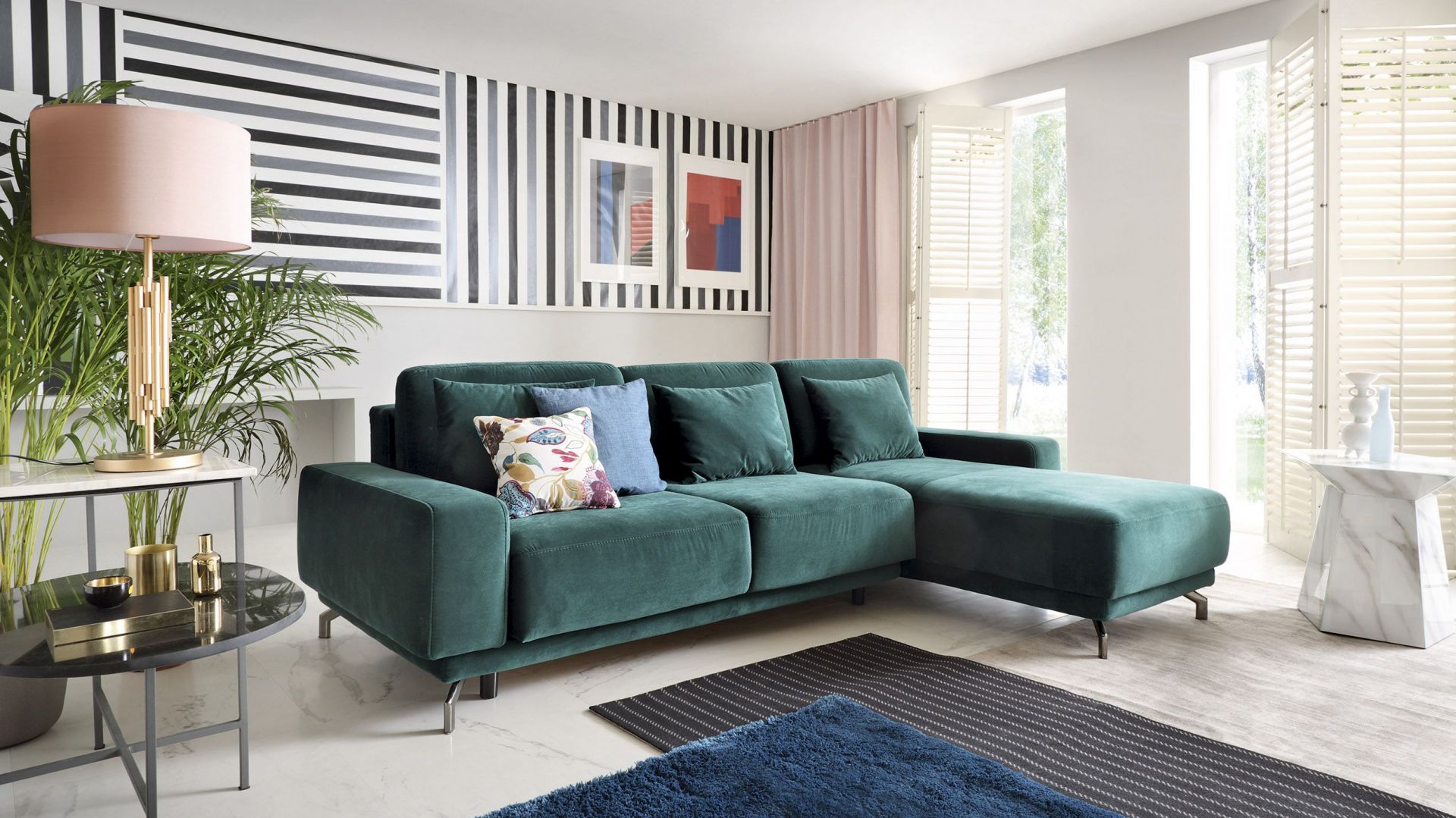 Sofa w salonie - model w modnej zieleni: Albano. Fot. Gala Collezione