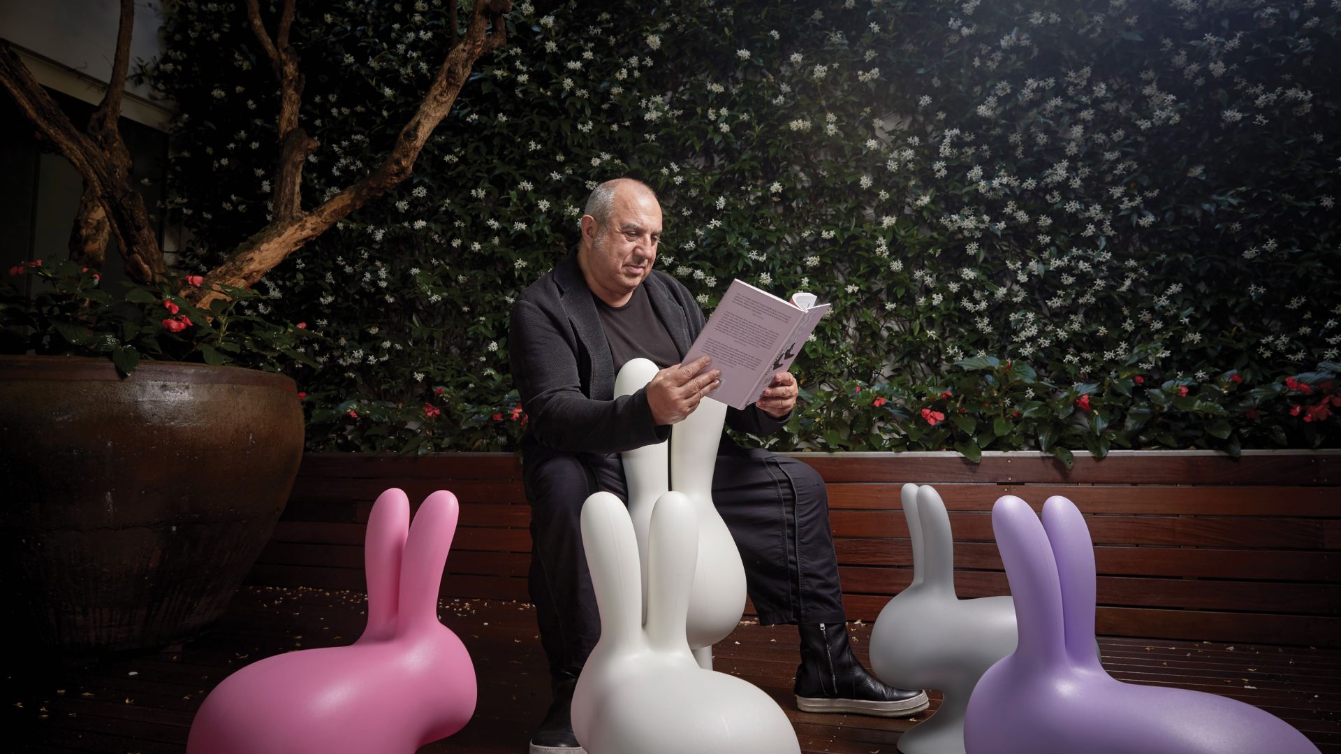 Autorem lamp Kong i krzeseł Rabbit jest słynny włoski designer Stefano Giovannoni. Fot. Qeeboo