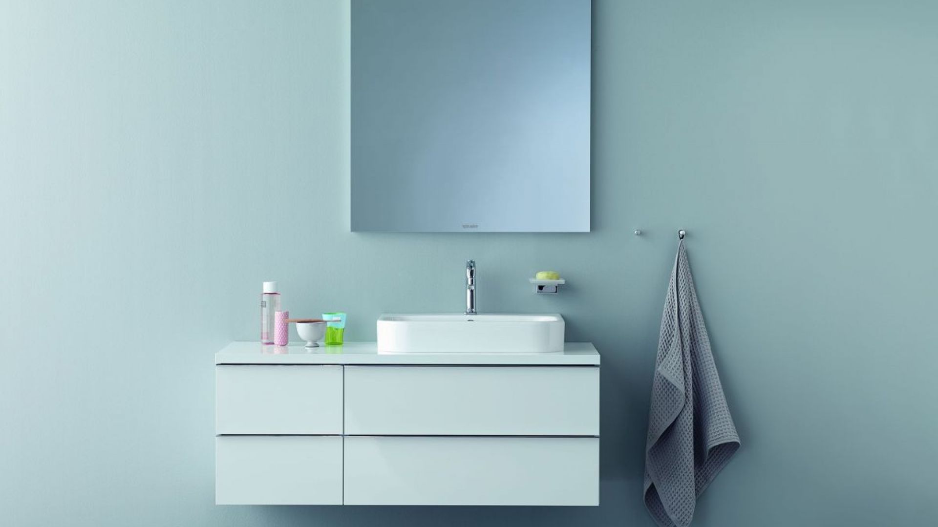 Meble łazienkowe - kolekcja konsoli podumywalkowych. Fot. Duravit
