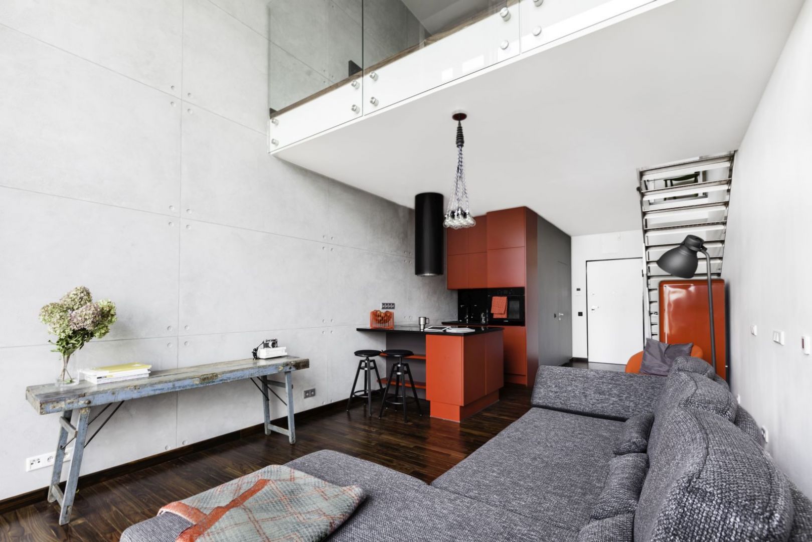 Surowe piękno loftu na warszawskim Mokotowie. Projekt: Decoroom. Fot. materiały prasowe Decoroom