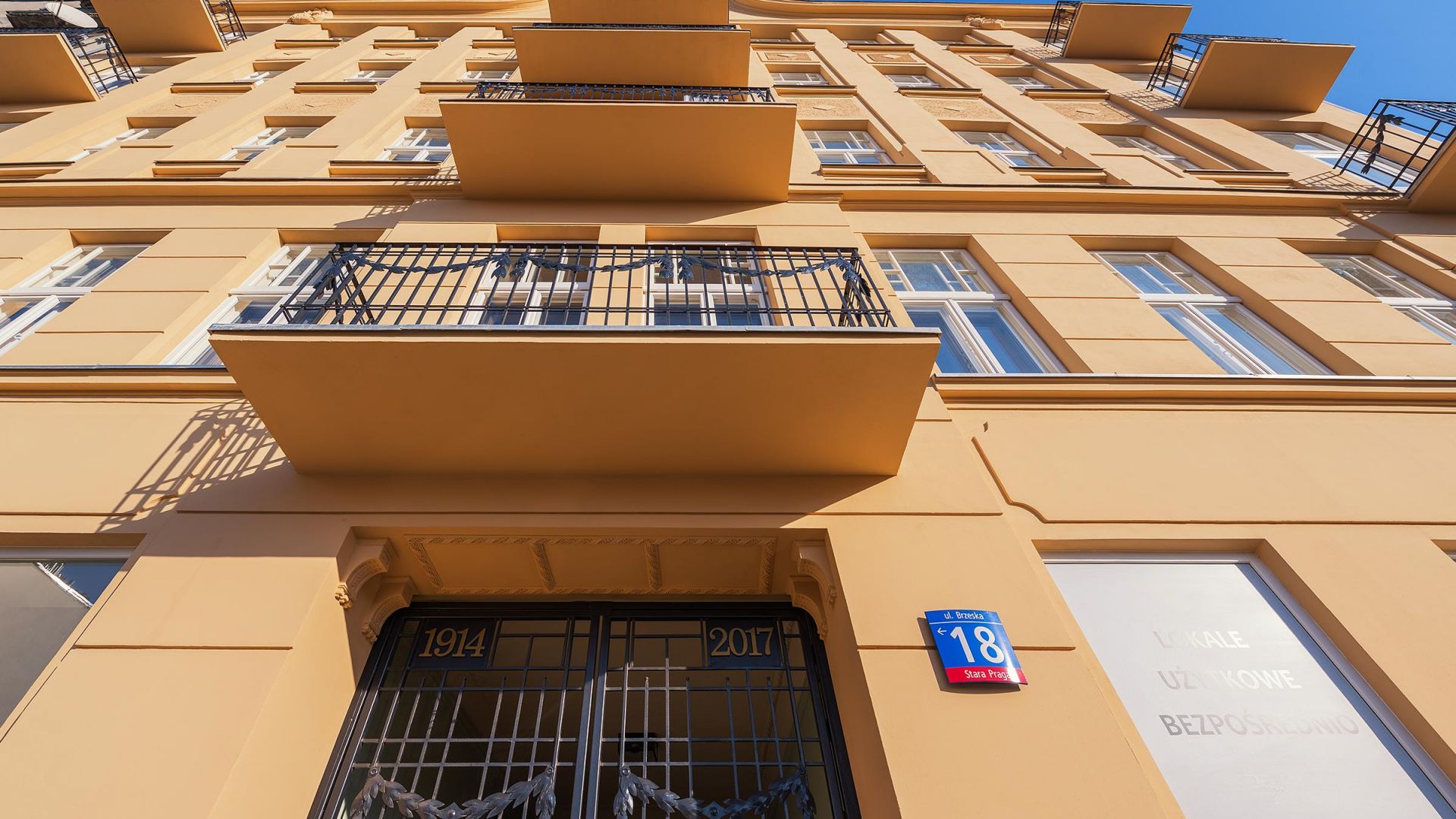 Mieszkanie w przedwojennej, zrewitalizowanej kamienicy na warszawskiej Pradze to unikalne, zaprojektowane przez architekta, studio z antresolą, łączące w sobie nowoczesną funkcjonalność i niezwykłą historię. Fot. Paweł Martyniuk