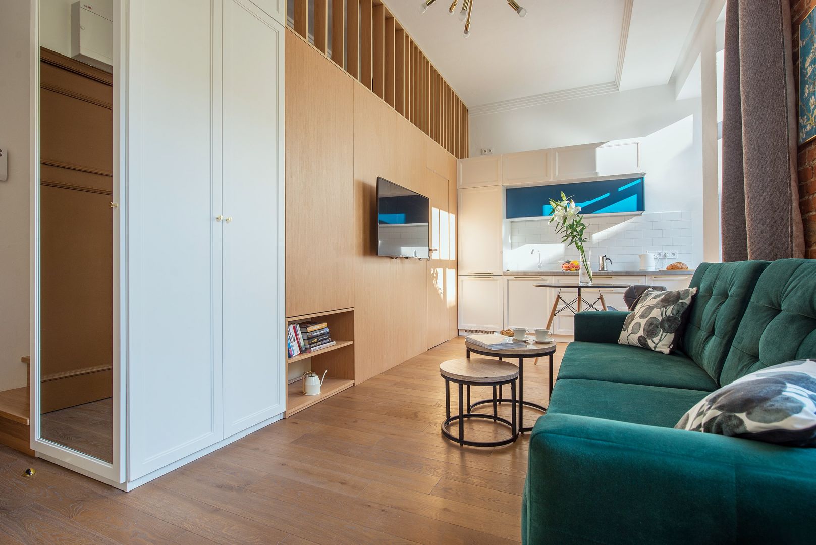 Mieszkanie w przedwojennej, zrewitalizowanej kamienicy na warszawskiej Pradze to unikalne, zaprojektowane przez architekta, studio z antresolą, łączące w sobie nowoczesną funkcjonalność i niezwykłą historię. Fot. Paweł Martyniuk