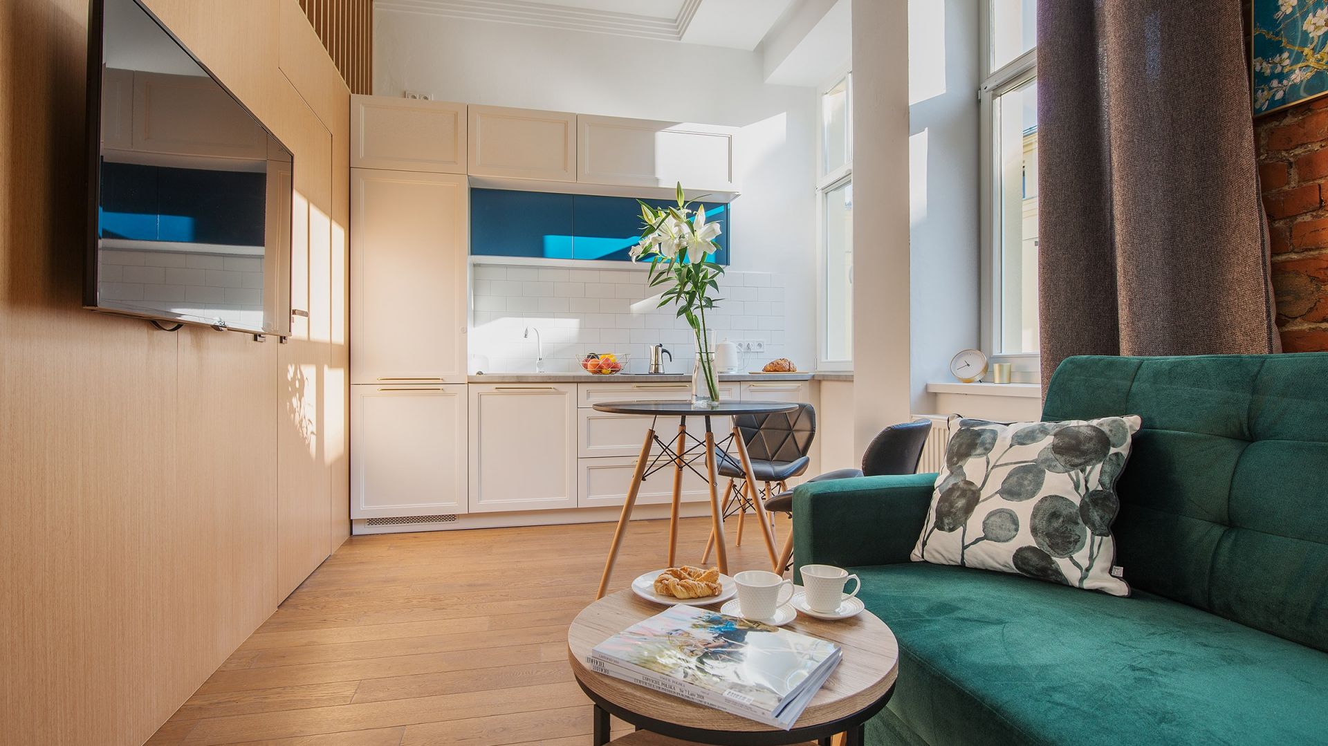 Mieszkanie w przedwojennej, zrewitalizowanej kamienicy na warszawskiej Pradze to unikalne, zaprojektowane przez architekta, studio z antresolą, łączące w sobie nowoczesną funkcjonalność i niezwykłą historię. Fot. Paweł Martyniuk