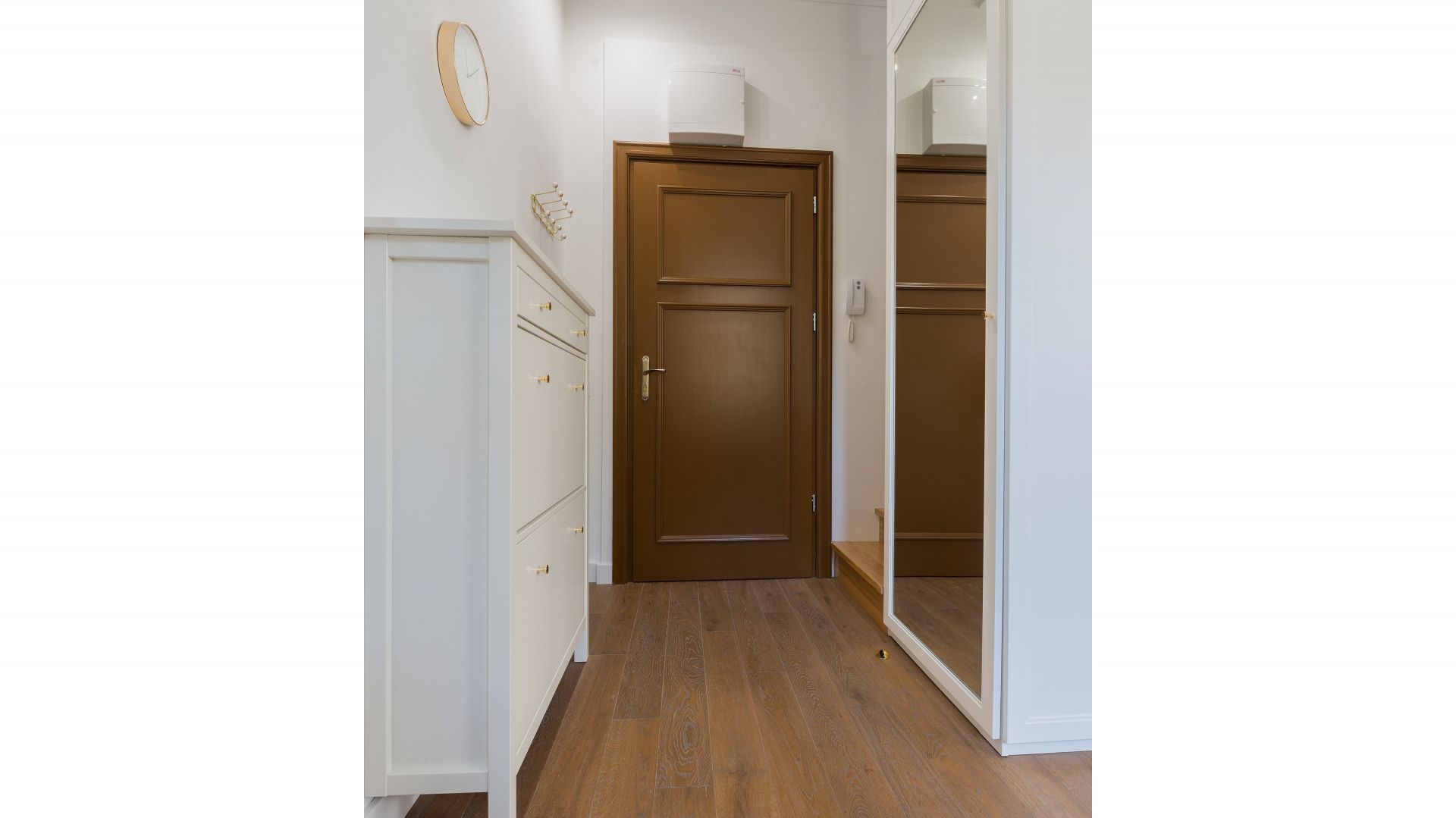 Mieszkanie w przedwojennej, zrewitalizowanej kamienicy na warszawskiej Pradze to unikalne, zaprojektowane przez architekta, studio z antresolą, łączące w sobie nowoczesną funkcjonalność i niezwykłą historię. Fot. Paweł Martyniuk