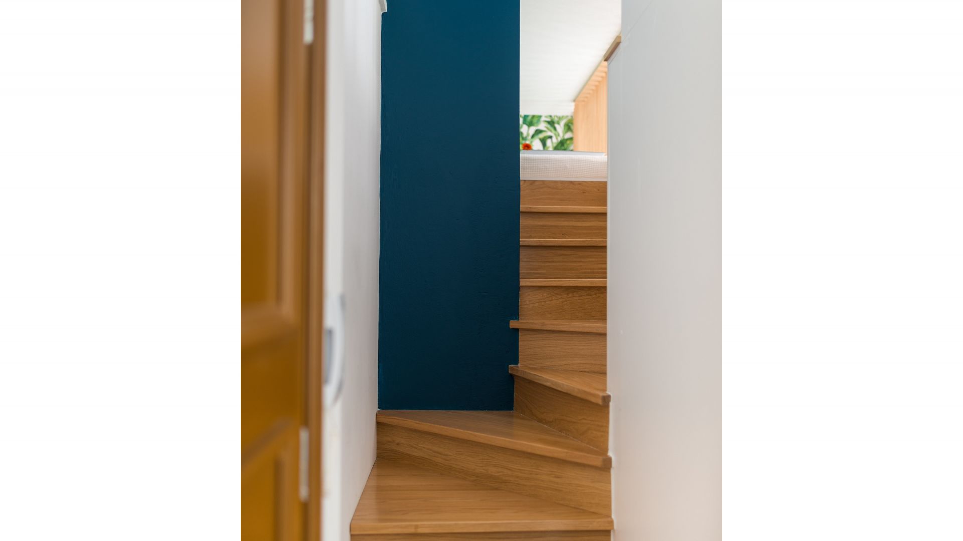 Mieszkanie w przedwojennej, zrewitalizowanej kamienicy na warszawskiej Pradze to unikalne, zaprojektowane przez architekta, studio z antresolą, łączące w sobie nowoczesną funkcjonalność i niezwykłą historię. Fot. Paweł Martyniuk
