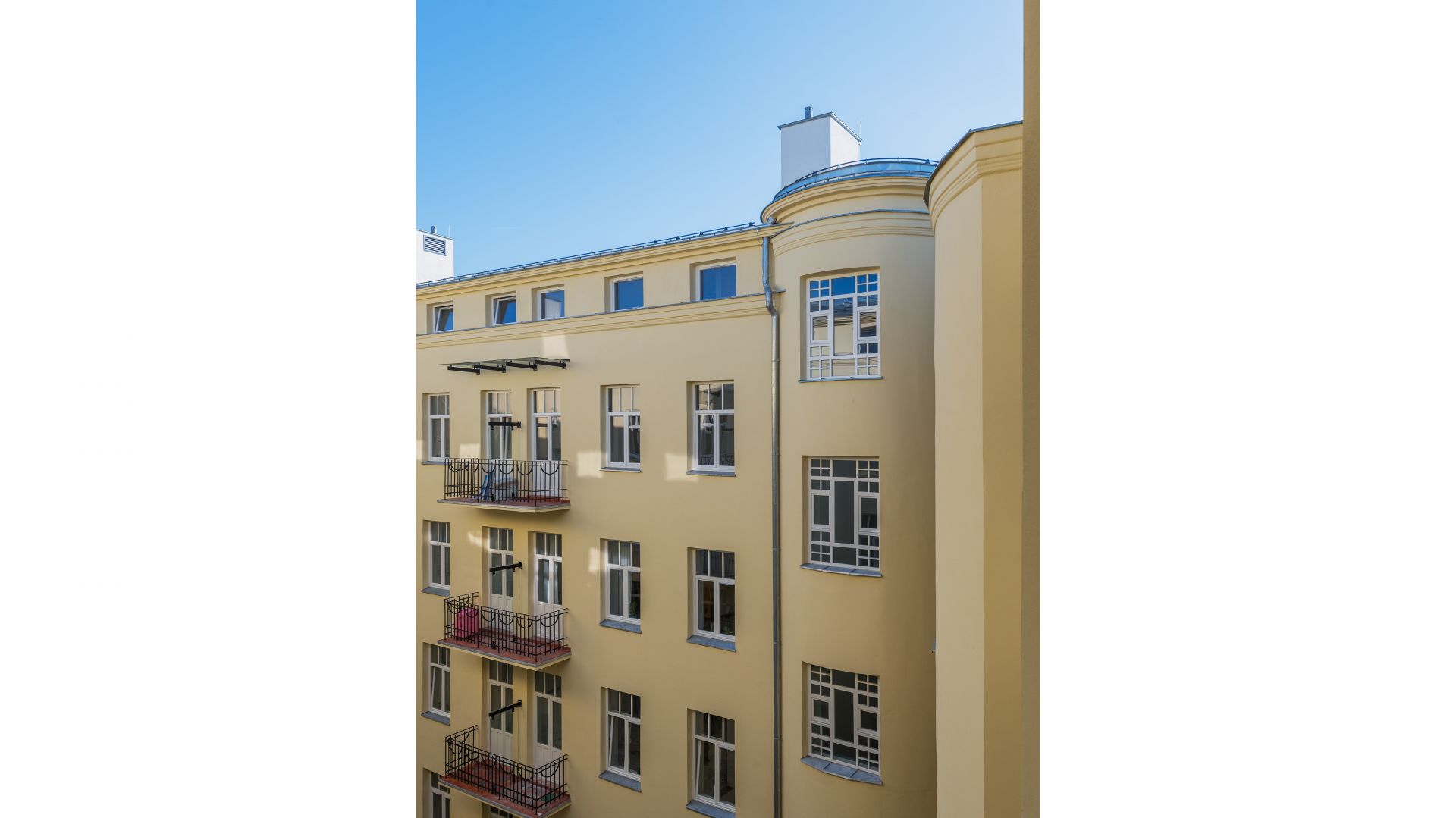 Mieszkanie w przedwojennej, zrewitalizowanej kamienicy na warszawskiej Pradze to unikalne, zaprojektowane przez architekta, studio z antresolą, łączące w sobie nowoczesną funkcjonalność i niezwykłą historię. Fot. Paweł Martyniuk