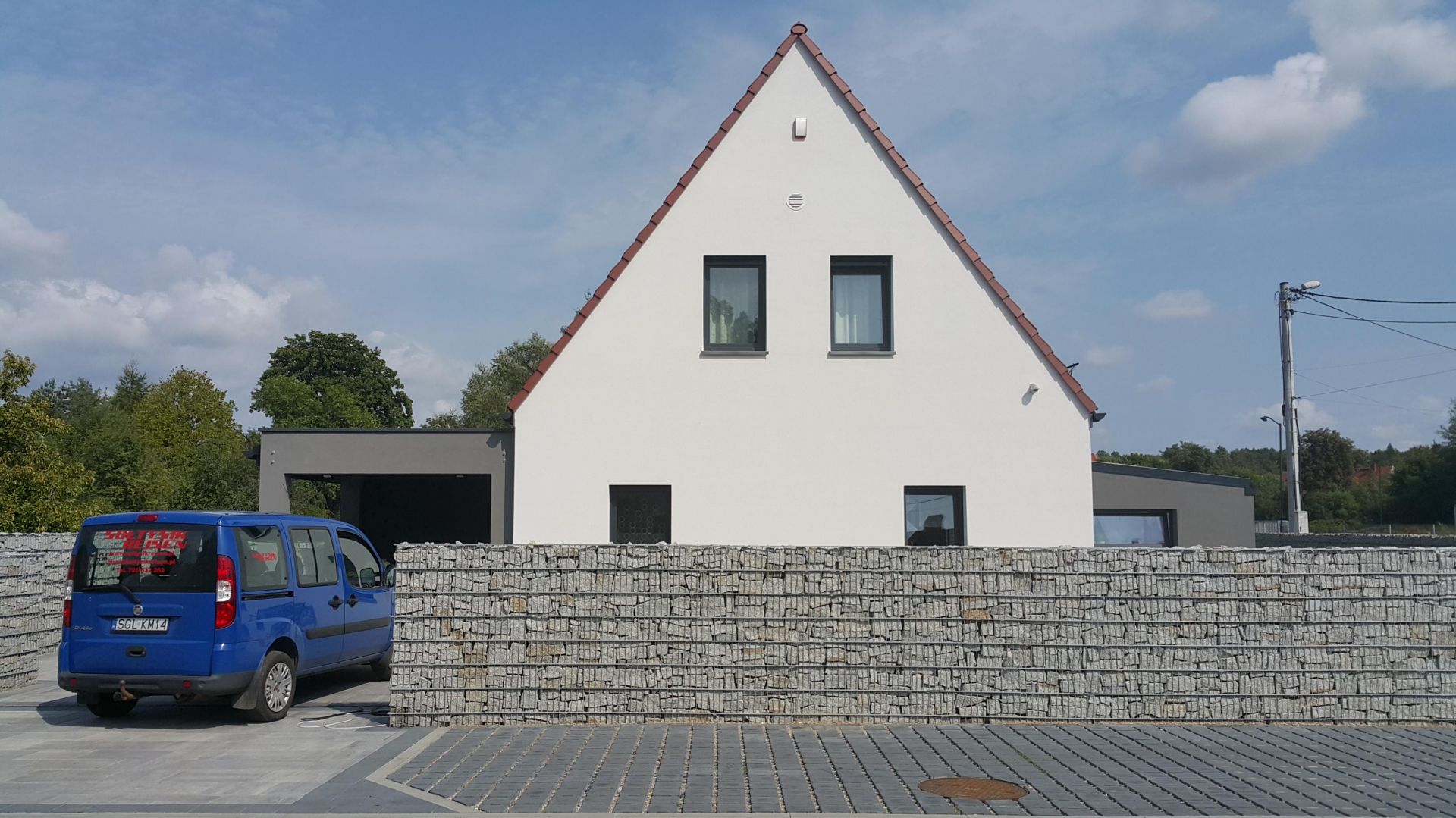 Działka posiada niekorzystny front od strony południowo-zachodniej, jednak funkcje zostały dostosowane do stron świata. Projekt: arch. Tomasz Bradecki, arch. Barbara Uherek-Bradecka, współpraca: arch. Paweł Gembalczyk. Fot. Studio BB Architekci