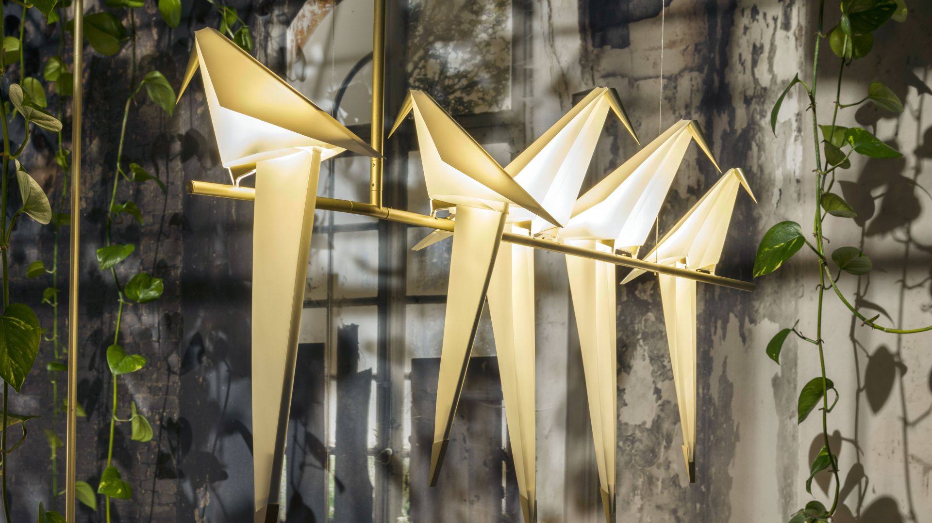 Stworzona we współpracy z firmą Moooi rodzina sześciu rzeźbiarskich lamp Perch Lamp for Moooi przedstawia ptaki siedzące na gałęzi. Fot. Moooi