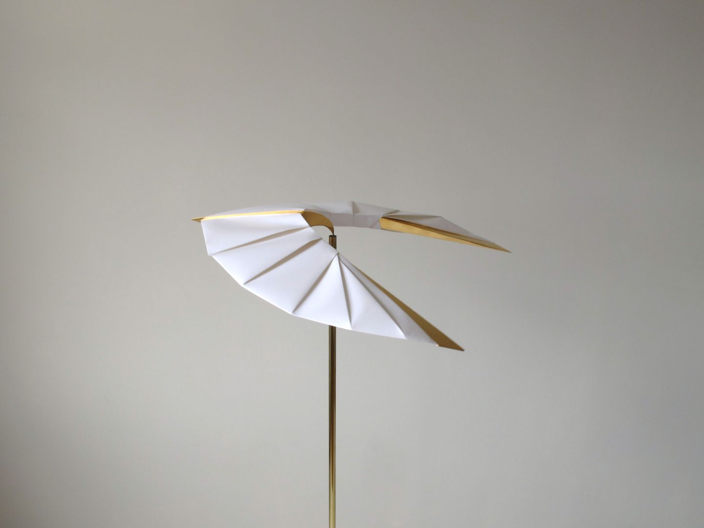 Zainspirowana majestatycznym drapieżnym ptakiem uchwyconym w trakcie lotu lampa Poise Light przypomina balansującą ptasią zabawkę z origami. Fot. mat. prasowe