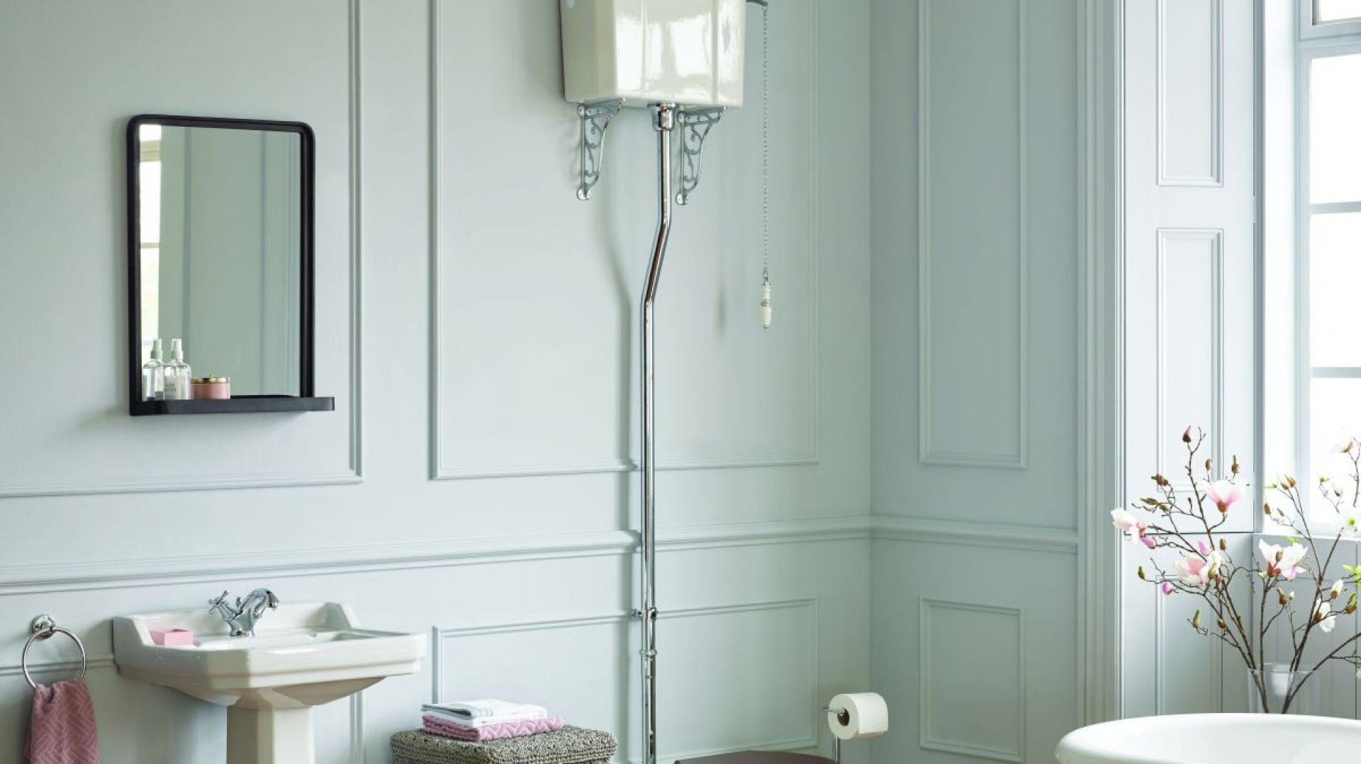 Łazienka w stylu retro: Ceramika sanitarna Waverley. Fot. Ideal Standard