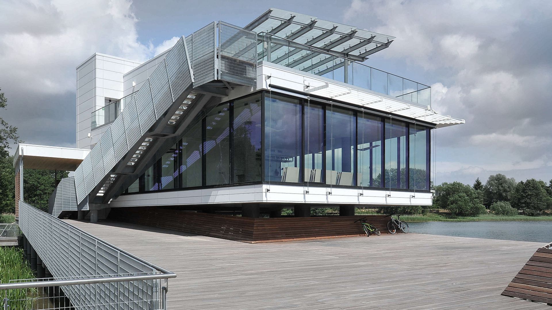 Olszyńskie Centrum Kajakarstwa przy ulicy Olimpijskiej, które wchodzi w skład Centrum Rekreacyjno-Sportowego UKIEL nad jeziorem Ukiel (Krzywym) w Olsztynie. Projekt i zdjęcia: autorska Pracownia Architektoniczna „Studio-Projekt”
